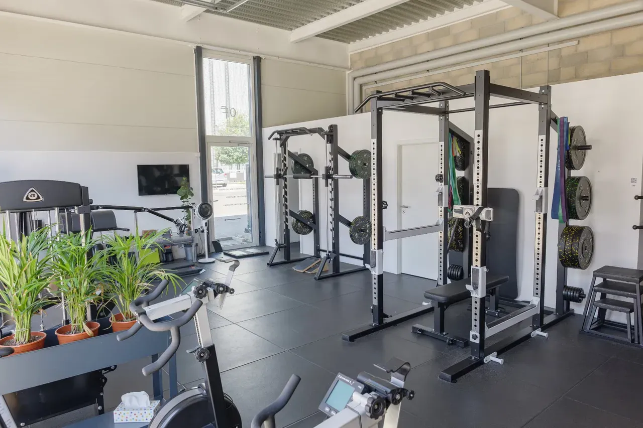 Off-Field training floor: racks, cardio and rehabilitation space