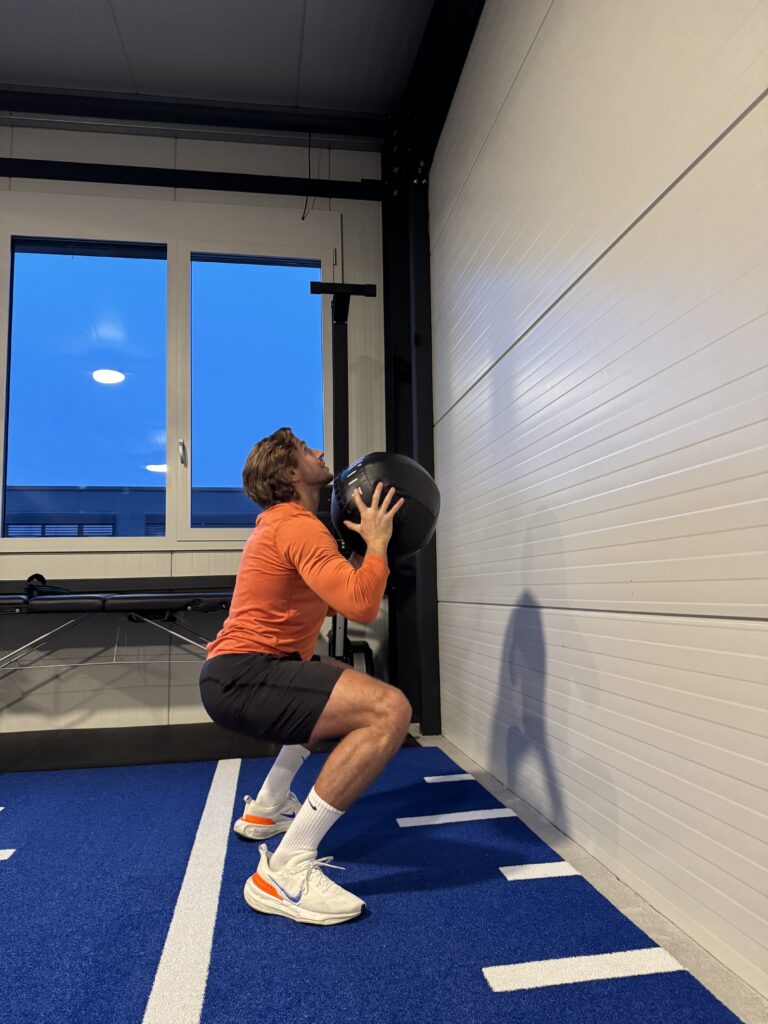 Personal Training exécutant un Wall Ball